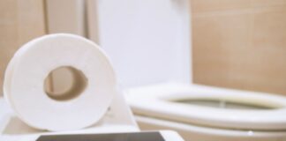 Por esta razón no debes usar tu teléfono mientras vas al baño