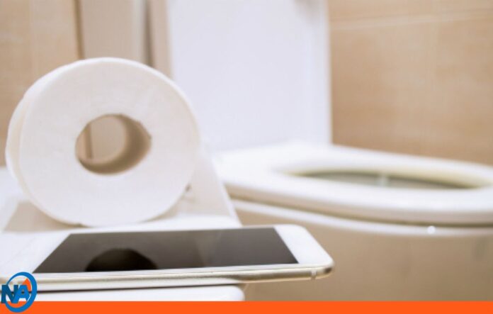 Por esta razón no debes usar tu teléfono mientras vas al baño Por esta razón no debes usar tu teléfono mientras vas al baño