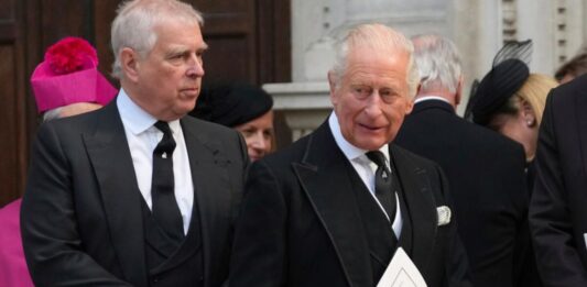 Carlos III retira títulos Andrés