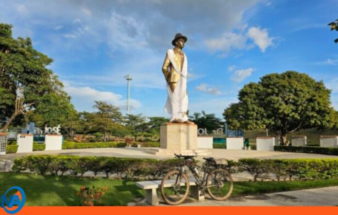 Guacara escultura José Gregorio Hernández Guacara escultura José Gregorio Hernández