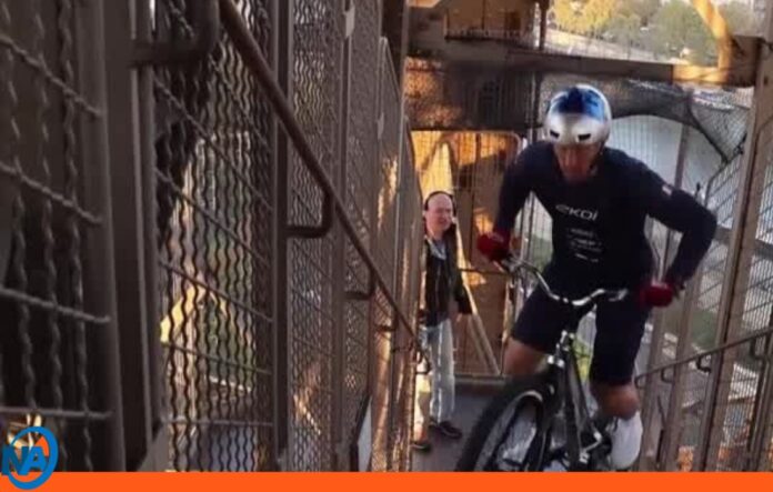 Ciclista Aurélien Fontenoy Escala la Torre Eiffel