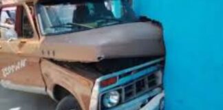 Choque Los Guayos camioneta impacta contra pared