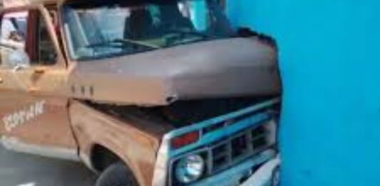 Choque Los Guayos camioneta impacta contra pared