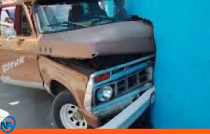 Choque Los Guayos camioneta impacta contra pared