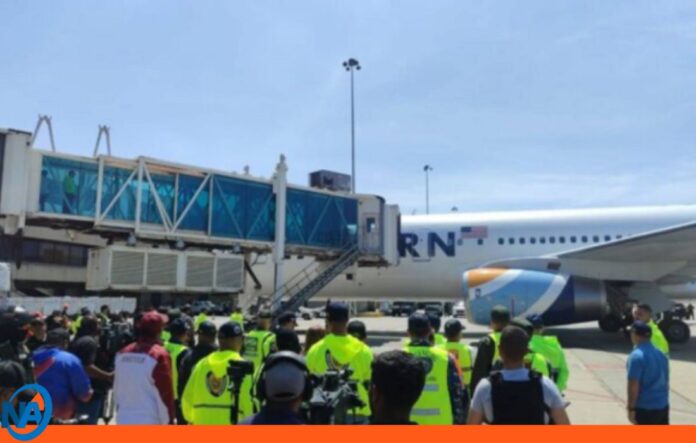 Regresan a Venezuela 150 migrantes vuelo 77
