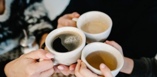 Beber café té y agua reduce la mortalidad