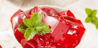 La flor de jamaica (Hibiscus sabdariffa), tradicionalmente conocida por su infusión refrescante y sus beneficios medicinales
