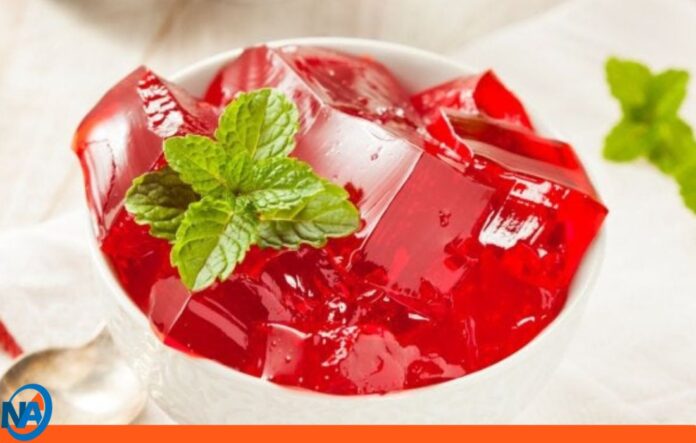 La flor de jamaica (Hibiscus sabdariffa), tradicionalmente conocida por su infusión refrescante y sus beneficios medicinales La flor de jamaica (Hibiscus sabdariffa), tradicionalmente conocida por su infusión refrescante y sus beneficios medicinales
