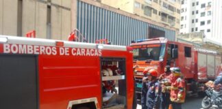 Bomberos de Caracas rescatan adulto mayor