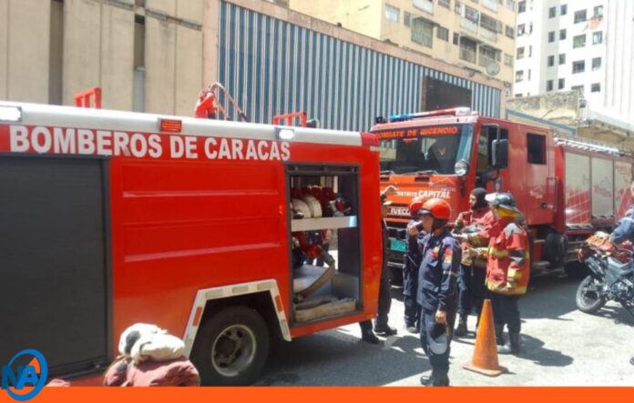 Bomberos de Caracas rescatan adulto mayor