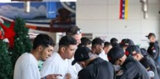 Regresan 136 venezolanos en el vuelo 93