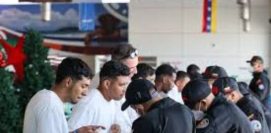Regresan 136 venezolanos en el vuelo 93