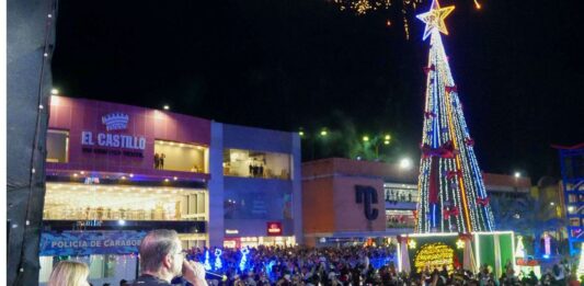 Lacava y Castillo Encendido Navideño en Valencia