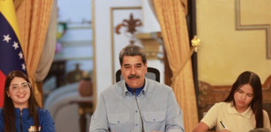 Maduro instala Consejo de Gobierno Estudiantil
