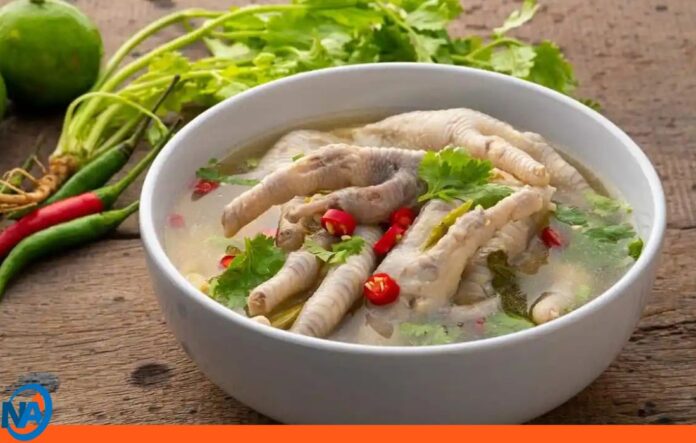 sopa de pata de pollo