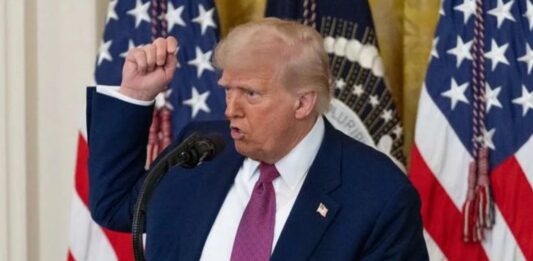 Trump suspende solicitudes de inmigración