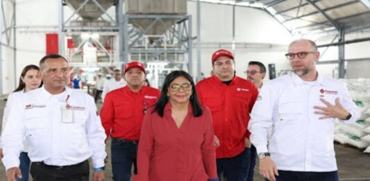 Rodríguez supervisa obras Planta de Urea Pequiven