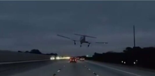 Florida: Avioneta aterriza de emergencia