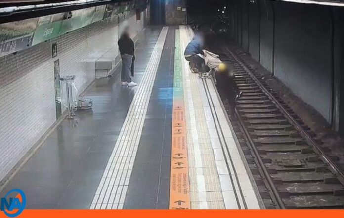 Rescatan a un hombre vías del metro en Barcelona