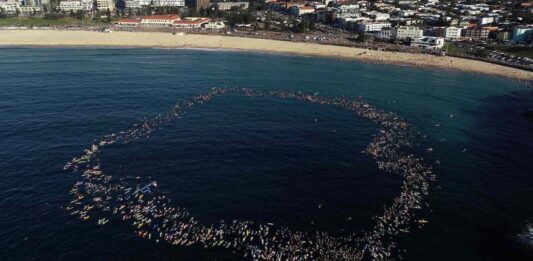 Sídney tributo en el mar a víctimas Bondi Beach