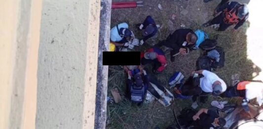 ARC: Camioneta cae de un puente y deja una mujer fallecida