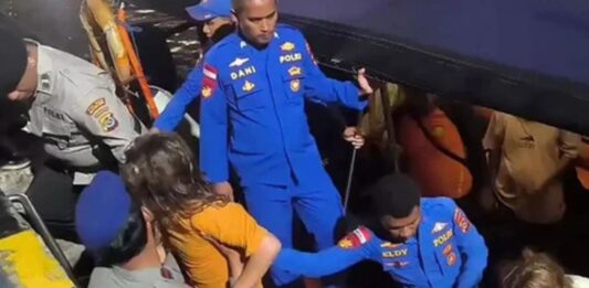 Desaparecidos cuatro miembros de una familia naufragio Indonesia
