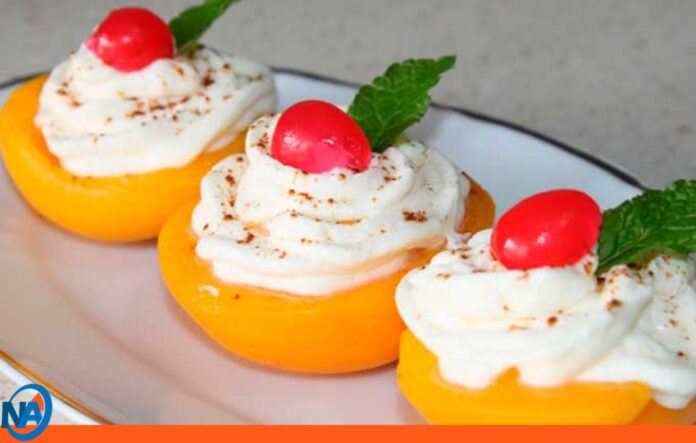 Si buscas sorprender a tus invitados sin pasar horas en la cocina, esta receta es la solución ideal. Combinando la frescura de la fruta con la cremosidad del queso
