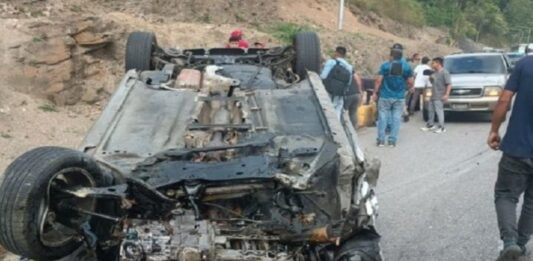 Tres lesionados vuelco en Autopista Regional del Centro