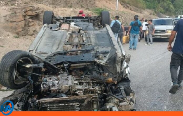 Tres lesionados vuelco en Autopista Regional del Centro Tres lesionados vuelco en Autopista Regional del Centro