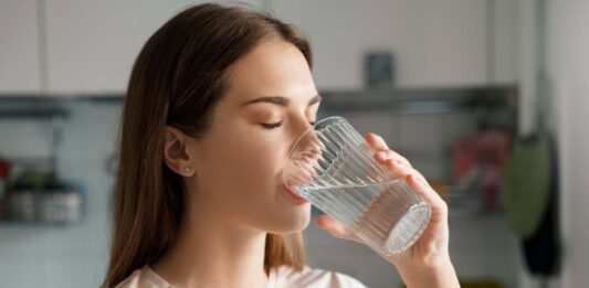 beber agua al despertar transformar tu salud