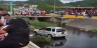 Vehículo cae a canal de drenaje Puerto Cabello