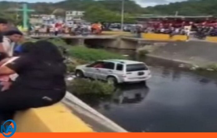 Vehículo cae a canal de drenaje Puerto Cabello Vehículo cae a canal de drenaje Puerto Cabello