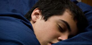 Dormir más los fines de semana reduce depresión en adolescentes
