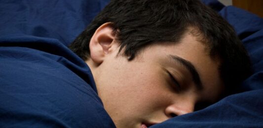 Dormir más los fines de semana reduce depresión en adolescentes