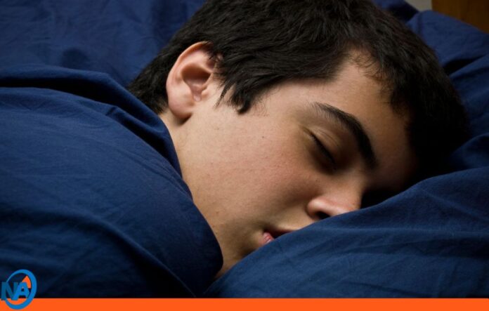 Dormir más los fines de semana reduce depresión en adolescentes