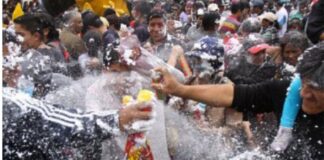 Adolescente golpeado juegos de carnaval