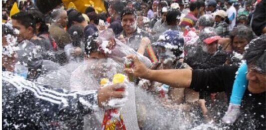 Adolescente golpeado juegos de carnaval