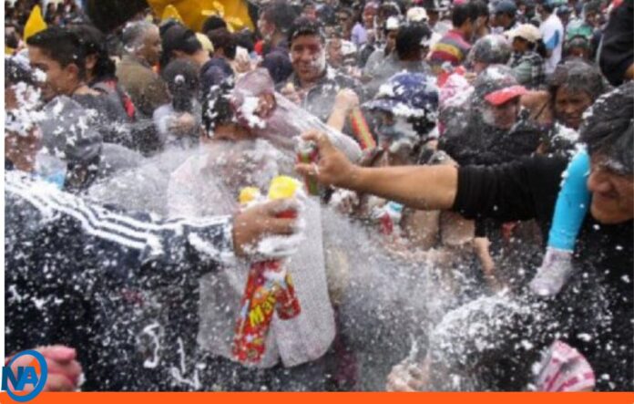 Adolescente golpeado juegos de carnaval Adolescente golpeado juegos de carnaval