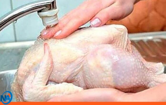 No debes lavar el pollo
