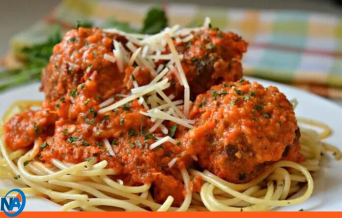 albóndigas salsa pasta