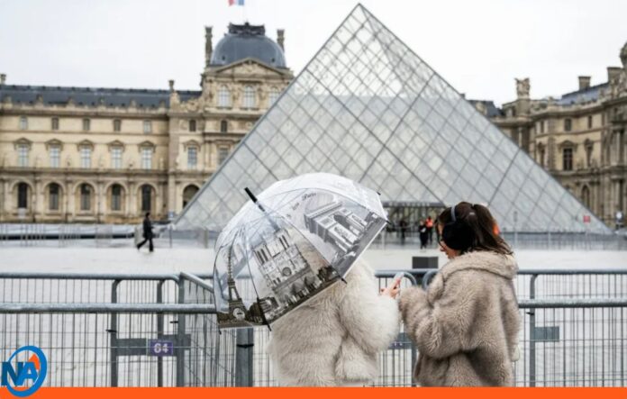 red de estafa Louvre