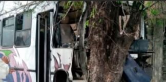 Choque de buseta contra un árbol en Guárico