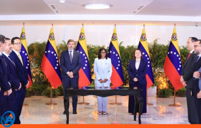 Delcy Rodríguez firmó convenio con Repsol