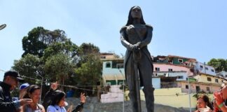 Develan monumento a Manuela Sáenz