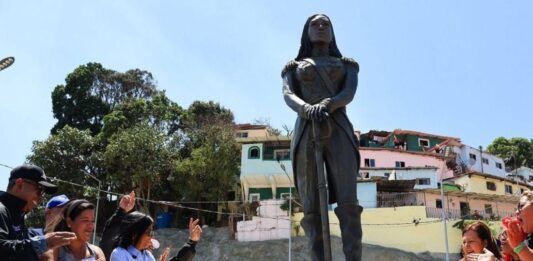 Develan monumento a Manuela Sáenz
