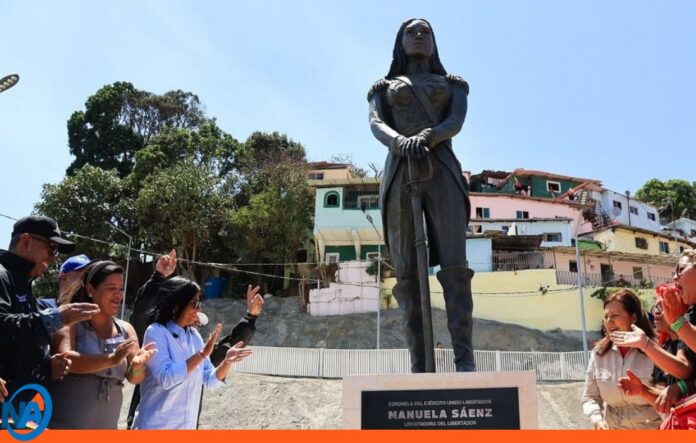 Develan monumento a Manuela Sáenz Develan monumento a Manuela Sáenz
