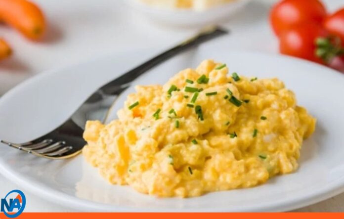 Huevos revueltos con avena Huevos revueltos con avena