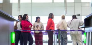 Retornan 131 connacionales desde EE. UU