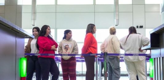Retornan 131 connacionales desde EE. UU