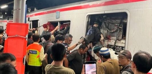 Choque de trenes en Indonesia